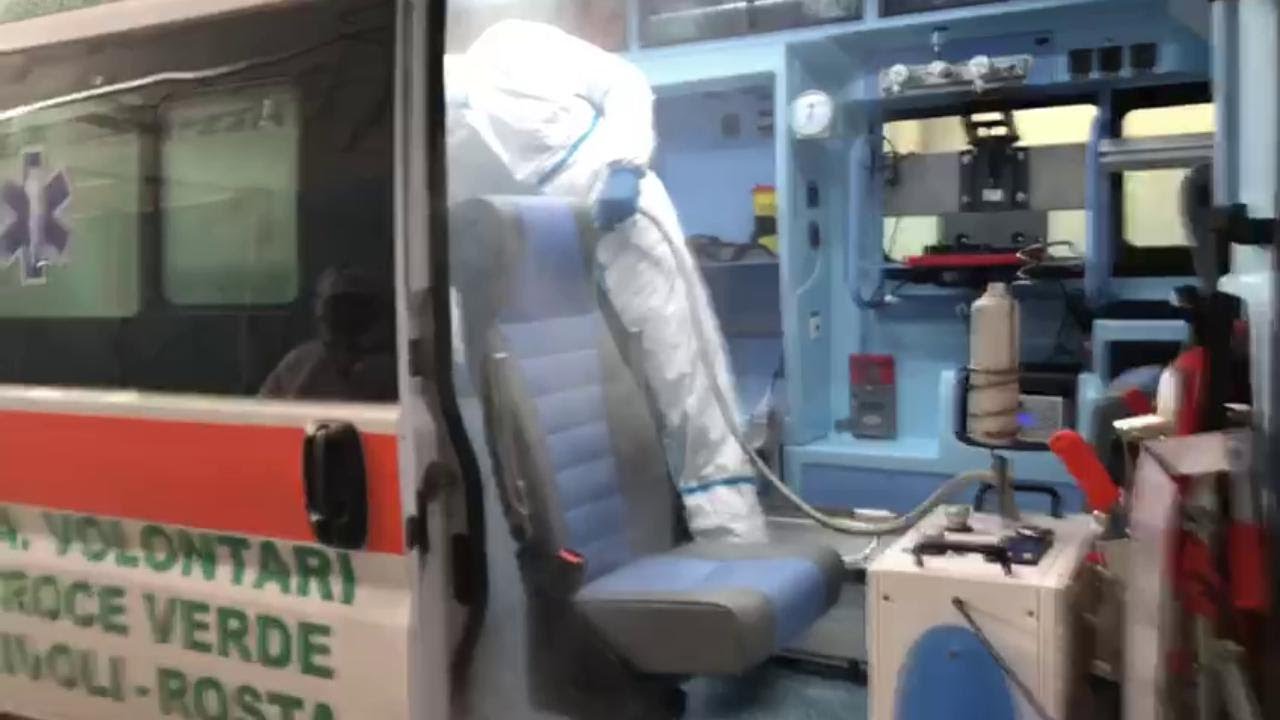 Coronavirus, ecco come disinfettano le ambulanze dopo il trasporto dei casi sospetti