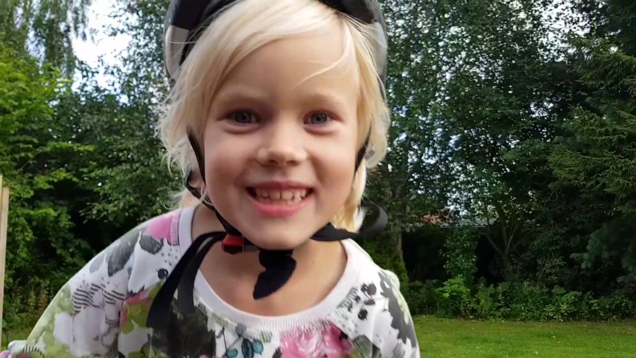 Lær at stå på rulleskøjter med Cecilie.