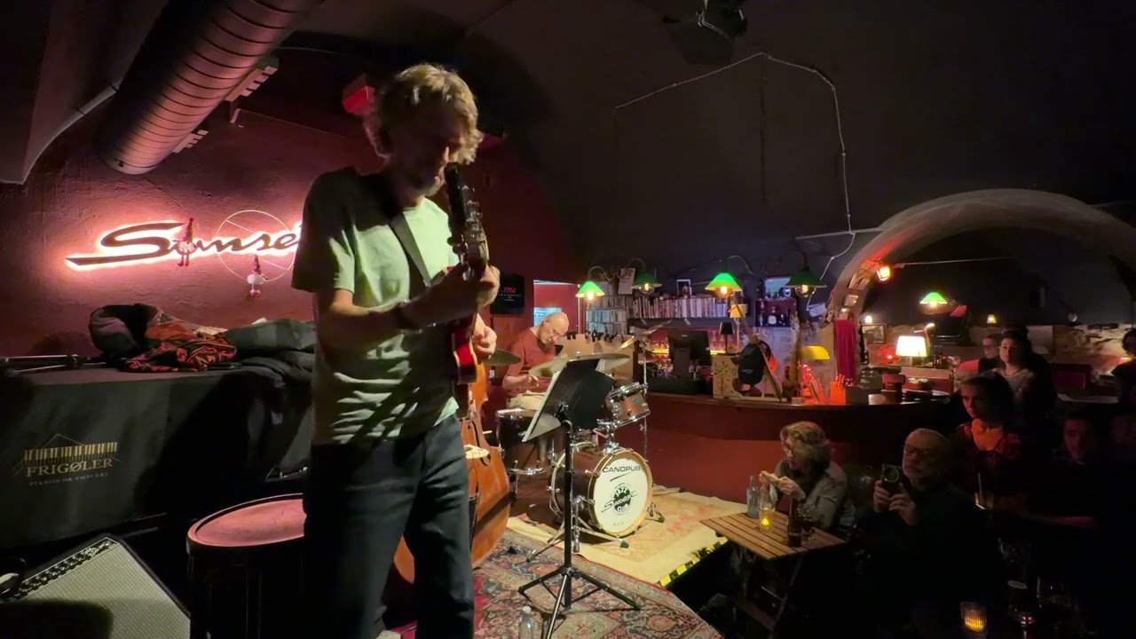 Gustav Lundgren, Jorge Rossy, Camil Arcarazo. ”I’ll Remember April” (Sunset jazz club)