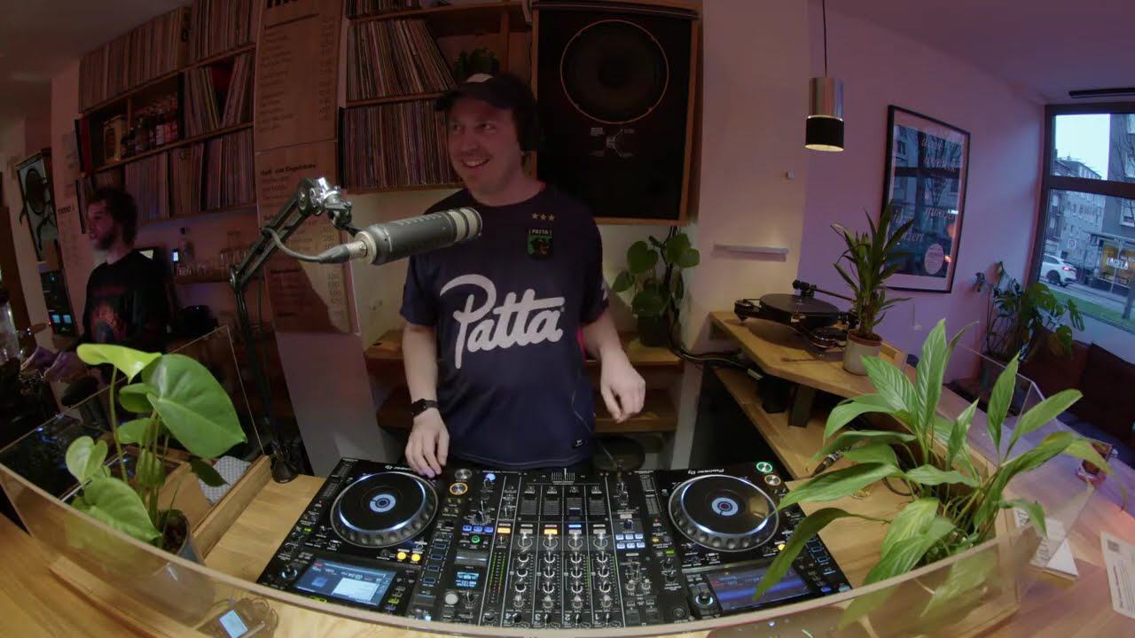 Eclectic Radio Show: FM.FM w/ Cosanne | mono•radio