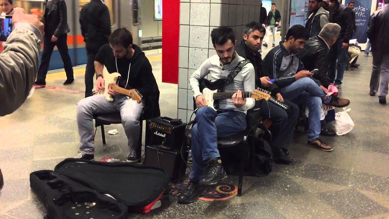 Metro istasyonunda elektro gitar keyfi