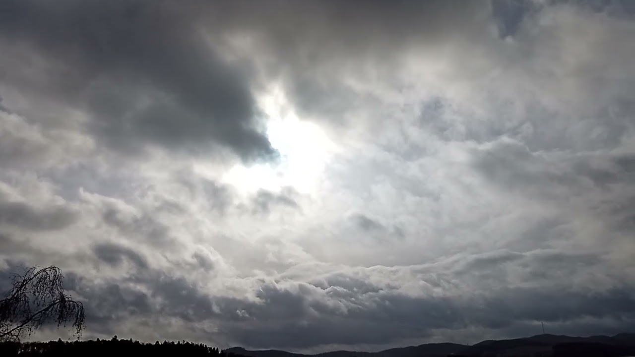 Sturmtief bringt Warmfront mit kalte Höhenwinde und Teil sonnig dabei in Meschede am 16.2.2026.🌦️🌪️