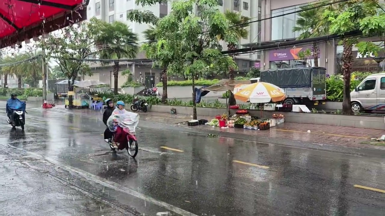 Sài Gòn: Mùng 10 Tết ngày vía Thần Tài trời mưa rất lớn!