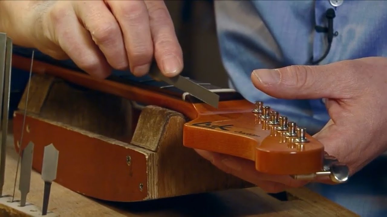 GUITARDOC Workshop Episode 2 - Sattel kerben, polieren, Saiten aufziehen, Halskrümmung