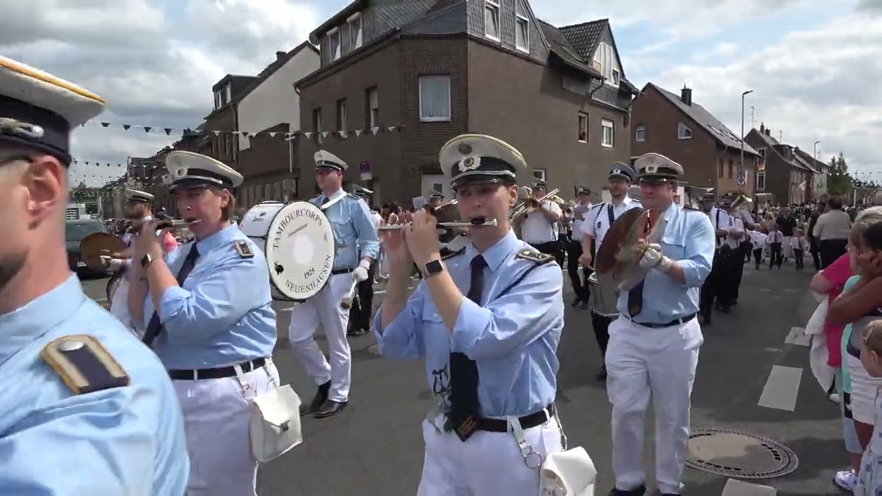 Schützenfest 2025 in Grevenbroich-Orken. Aufmarsch zur Regimentabnahme