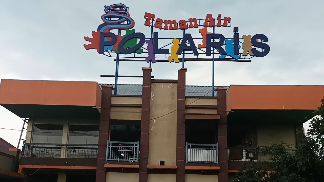Berenang di kolam renang taman air Polaris di Demak