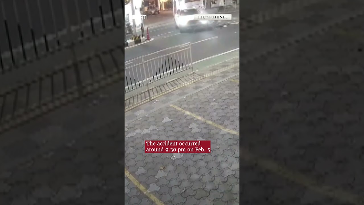 В штате Керала двое молодых людей получили травмы в результате столкновения мотоцикла с автомобил...