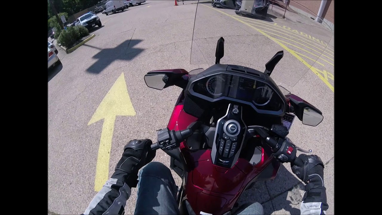 I test a Honda Goldwing (fully automatic transmission)