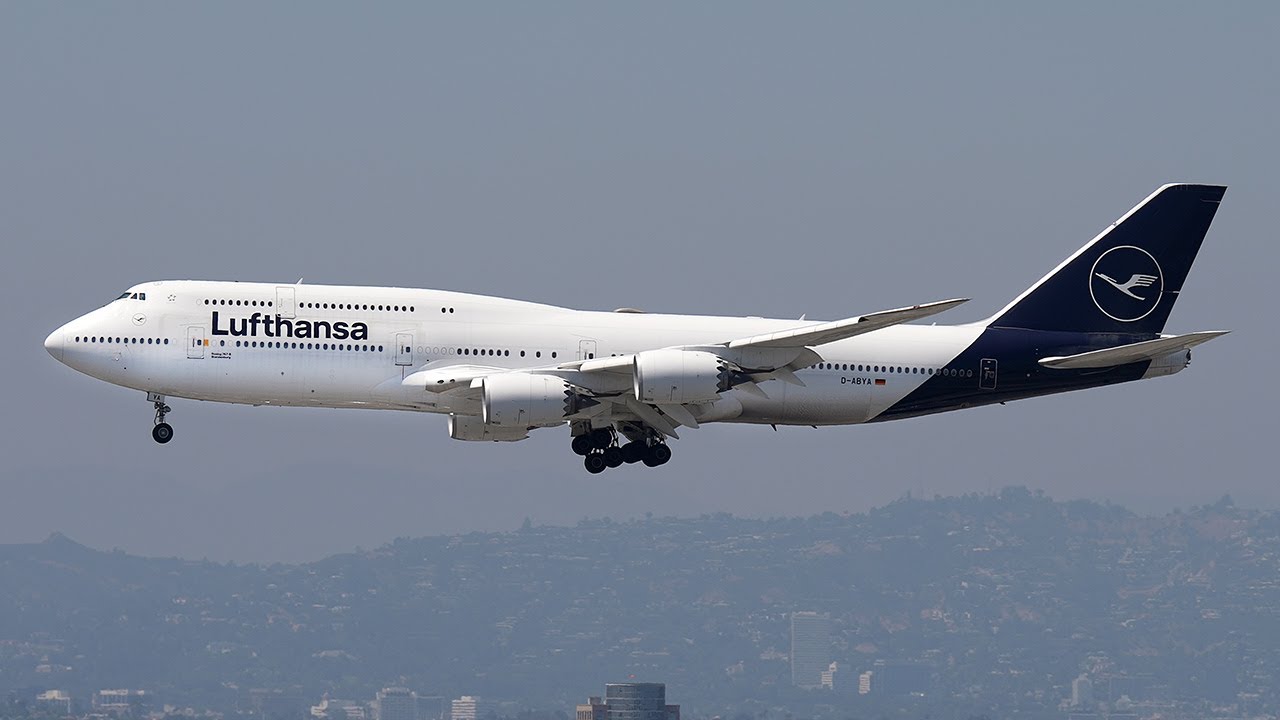 4K | Lufthansa Queen Boeing 747-8 approaching Los Angeles International Airport (LAX)