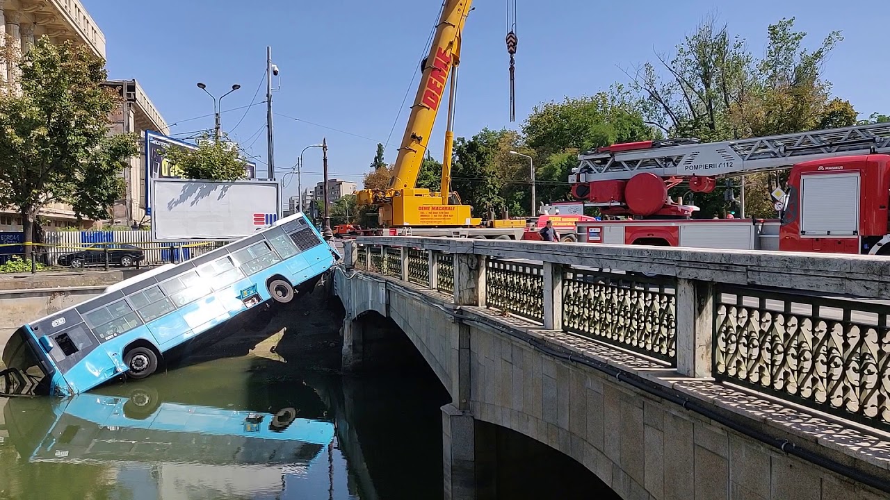 Recuperarea autobuzului Otokar 6550 (linia STB 196) din Dâmbovița (Pod Eroilor), după accident