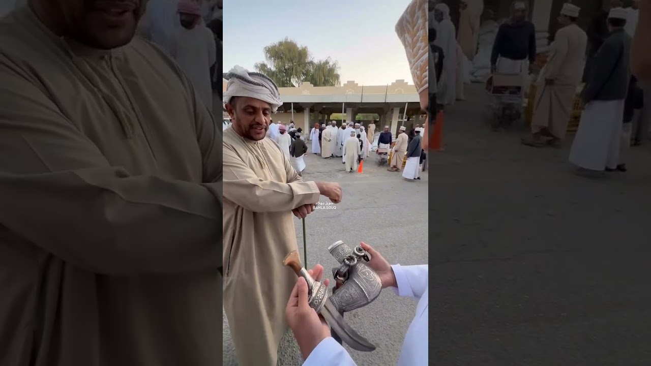 سوق نزوى اليومي | مزاد مزدحم للخضروات والفواكه والعطور وبيع الماعز والأبقار