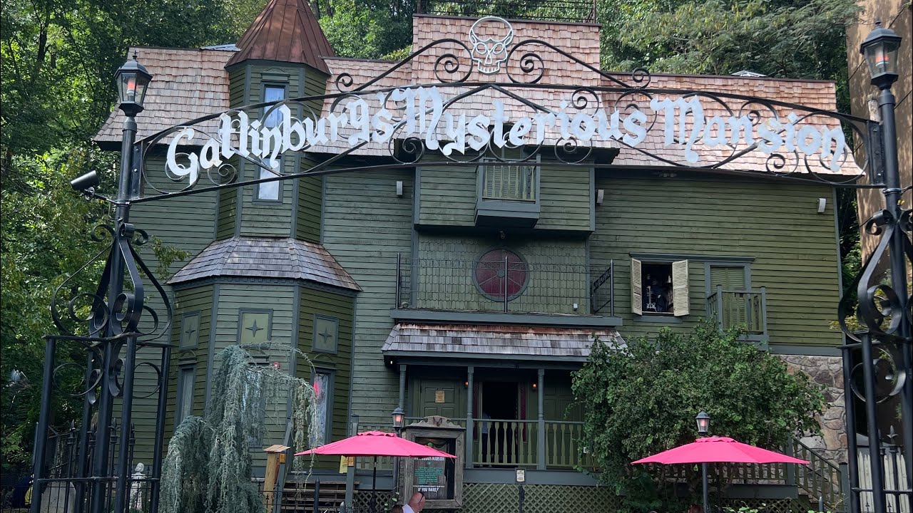 Gatlinburg’s Haunted Mansion With More Of The Chainsaw Guy 😱