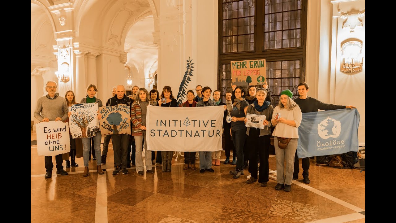 Petitionsübergabe der Initiative Stadtnatur zum Baumerhalt auf dem Wilhelm-Leuschner-Platz
