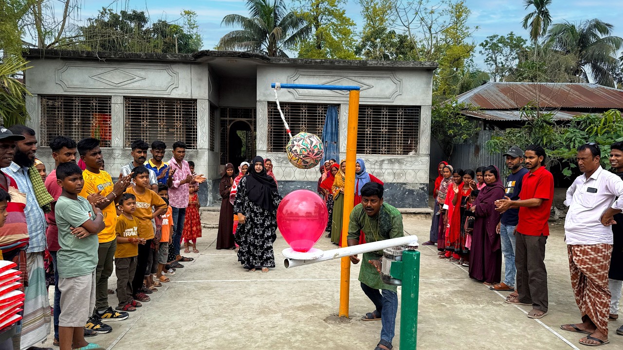 ঝুলন্ত বল দিয়ে ঘুরন্ত বেলুন ফাটানো কি সত্যিই সম্ভব? শেষ পর্যন্ত না দেখলে বিশ্বাসই হবে না !