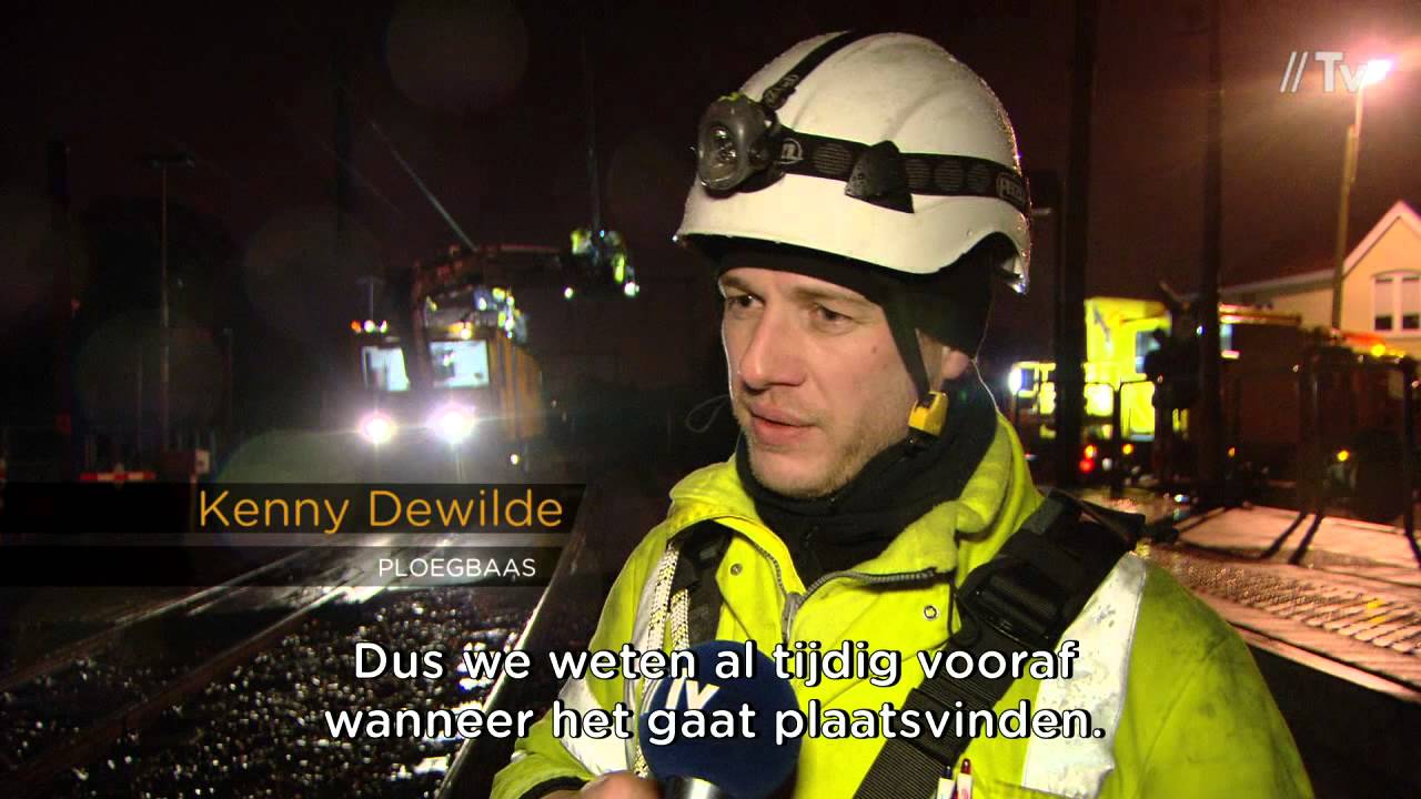 Optillen van bovenleiding in station Dilbeek voor twee vrachtwagens