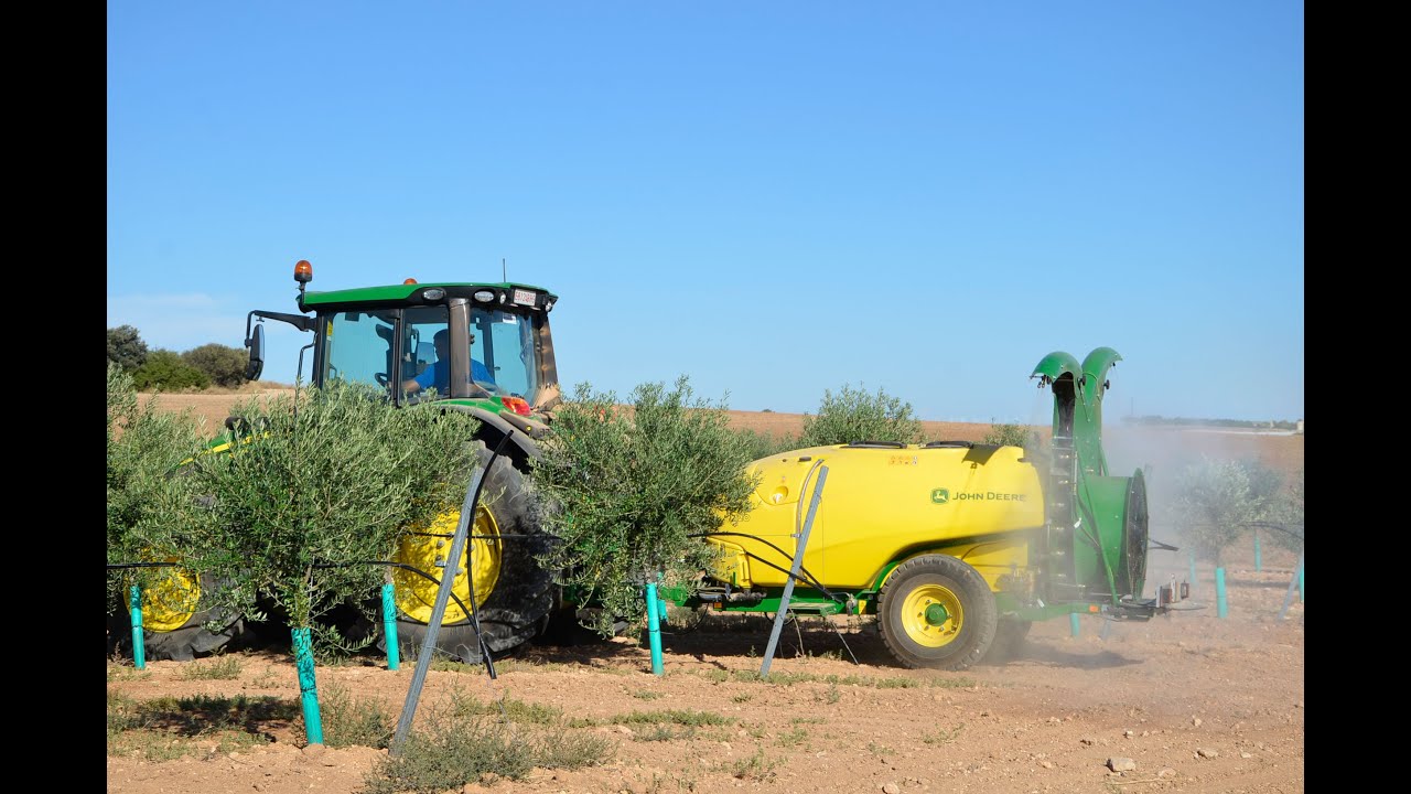 Опрыскиватель John Deere M120.