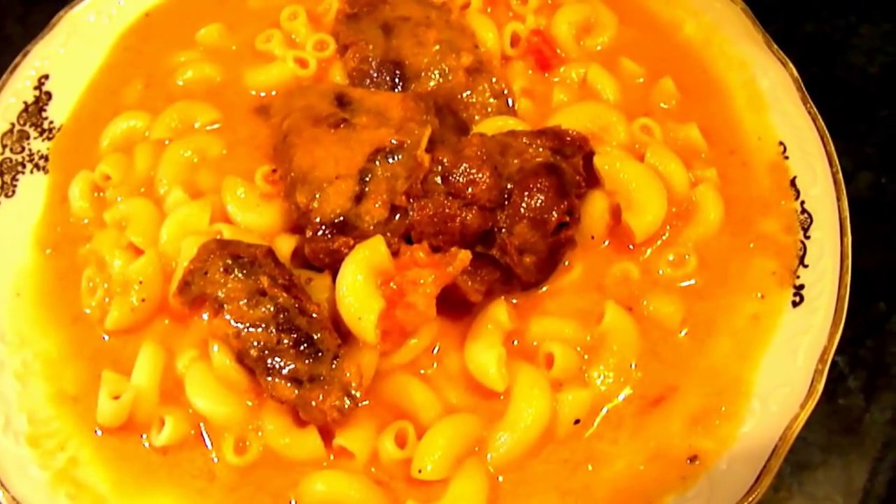Томатный соус с мясом и пастой. Национальное чешское блюдо.