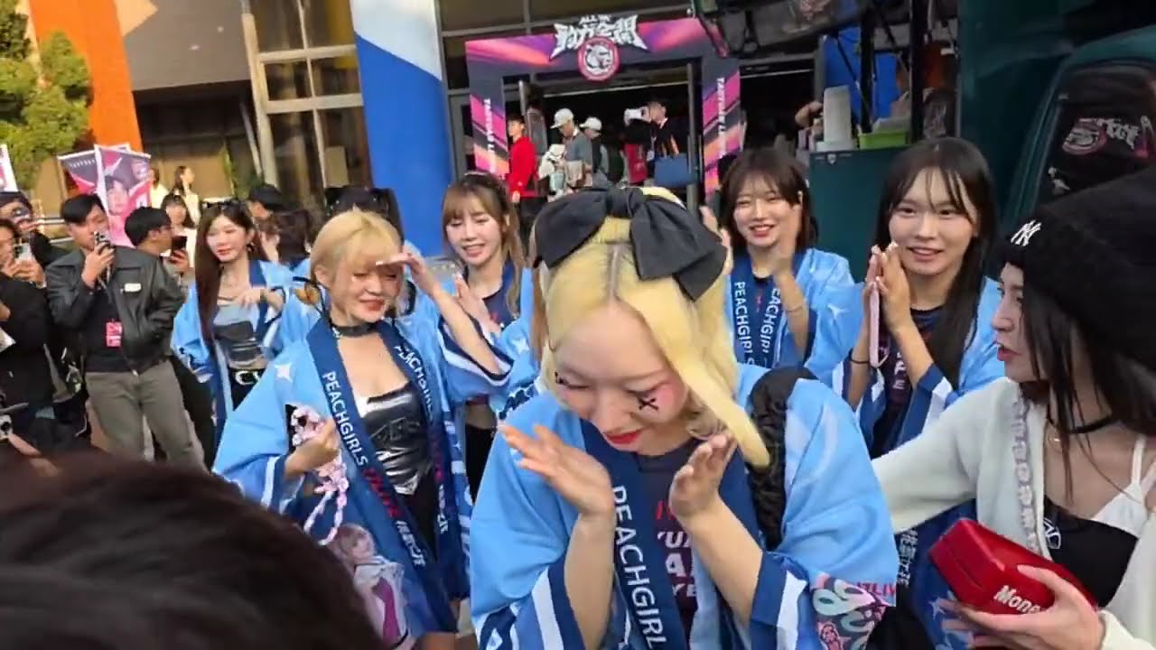 星垠看到應援餐車與慶生蛋糕的驚喜反應「桃氣女孩 #朴星垠 慶生應援餐車+賽前活動直播 #草莓 #禹函 TPVL桃園雲豹飛將20260117」的精華片段 (40:45 至 45:45)