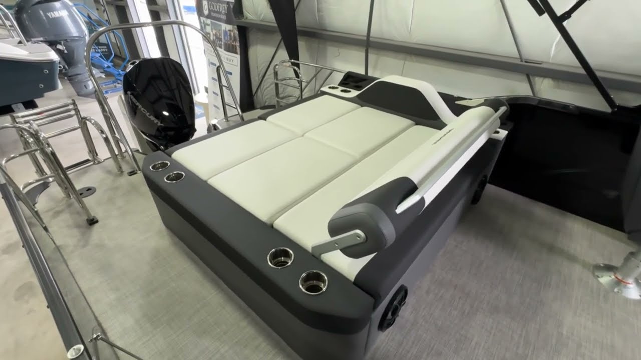 BERKSHIRE 23UL STS - Showroom Boat Tour