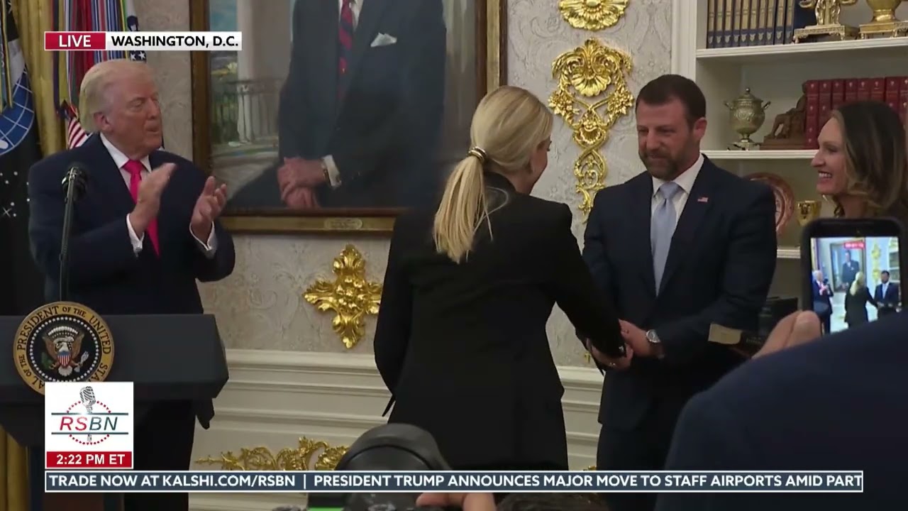 ПОЛНЫЙ МАТЕРИАЛ МЕРОПРИЯТИЯ: Президент Трамп принимает участие в церемонии присяги Марквейна Малл...