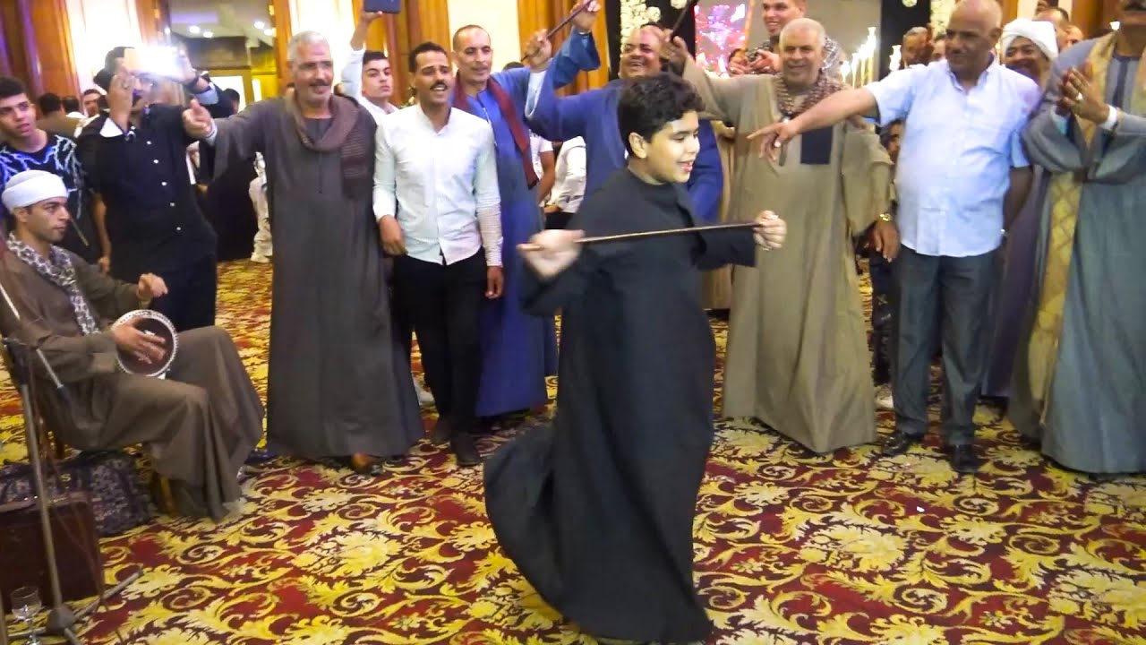 طفل صعيدي بيرقص رقص رجولى وسط عائلته 