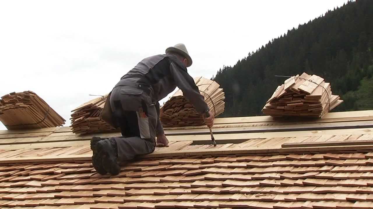 Vorarlberger Dacheindeckung mit Lärchenschindeln