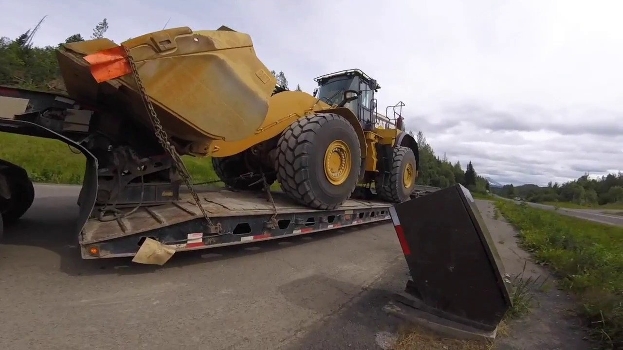 Straight Piped Mack Pulling a 980 Cat