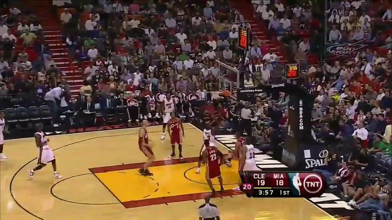 Dwayne Wade POSTERIZES Varejao 🔥😱