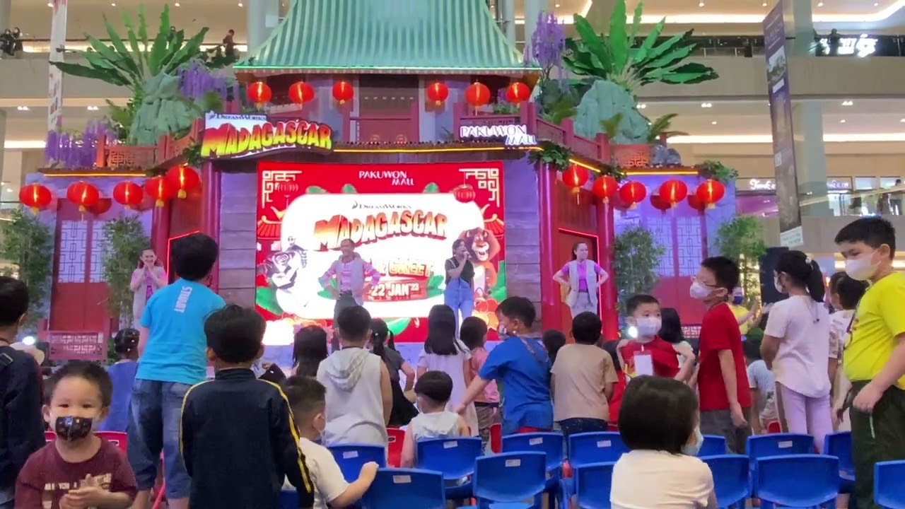 Madagaskar show at pakuwon mall surabaya