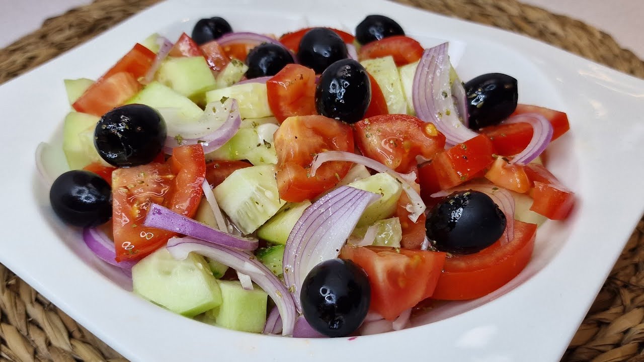 PICADILLO DE PEPINO Y TOMATE.  Con vinagreta de orégano!!