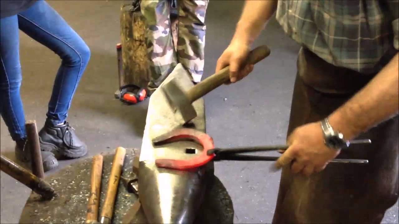 Forgeage d'un fer antérieur gauche anglais