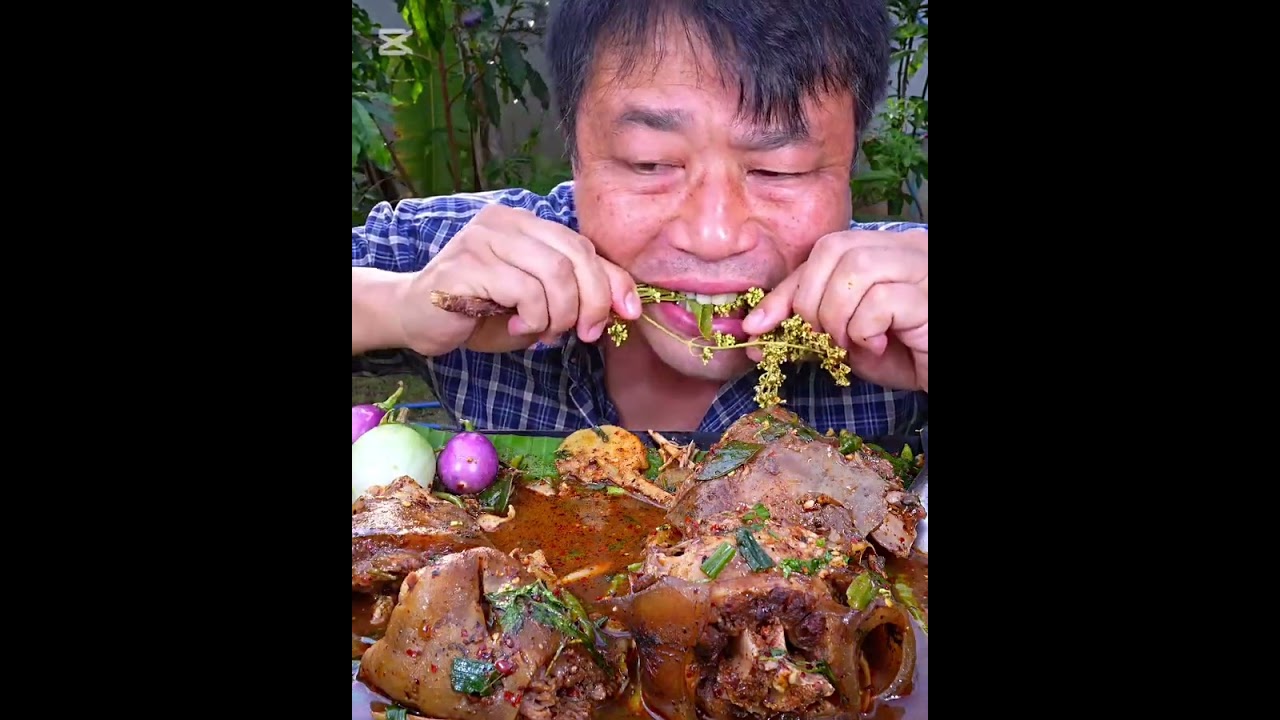 Eating oxtail tong yam is very delicious