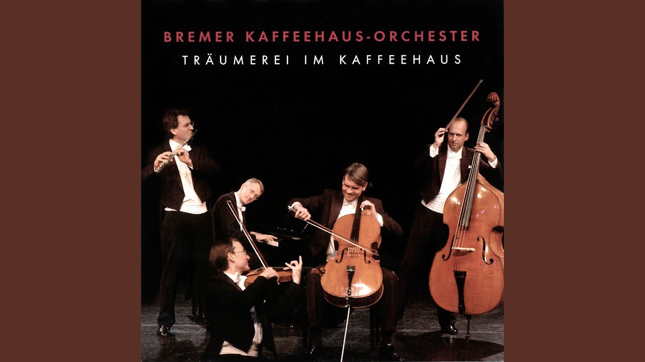 Maske in Blau: Die Juliska aus Budapest