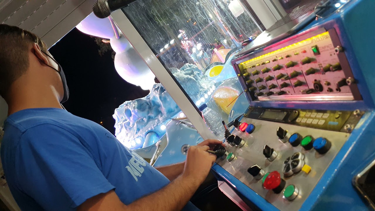 ¿Cómo se controla una atracción de feria?