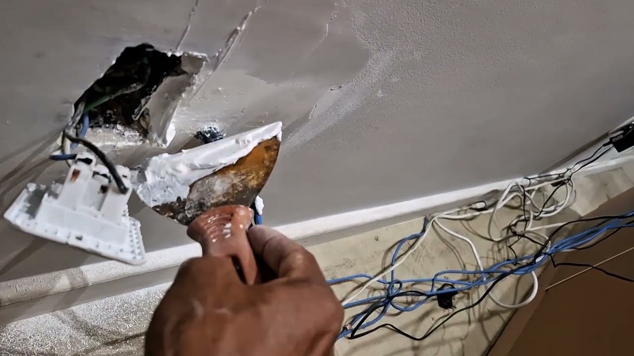 Como tampar um buraco na parede com gesso