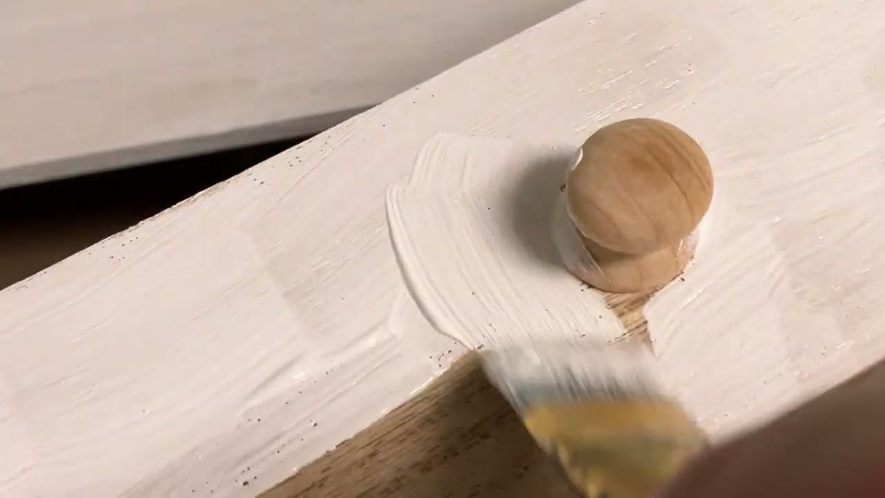Primer base en blanco sobre madera 
