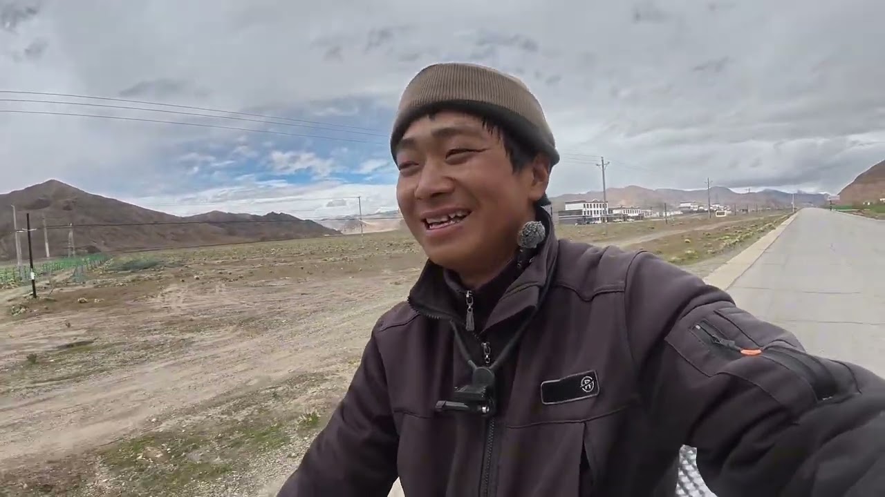 骑行西藏，河南小伙骑行97公里到达狮泉河，露营体育馆旁感觉身体被掏空#骑行西藏 #骑行vlog #骑行219新藏线 #狮泉河