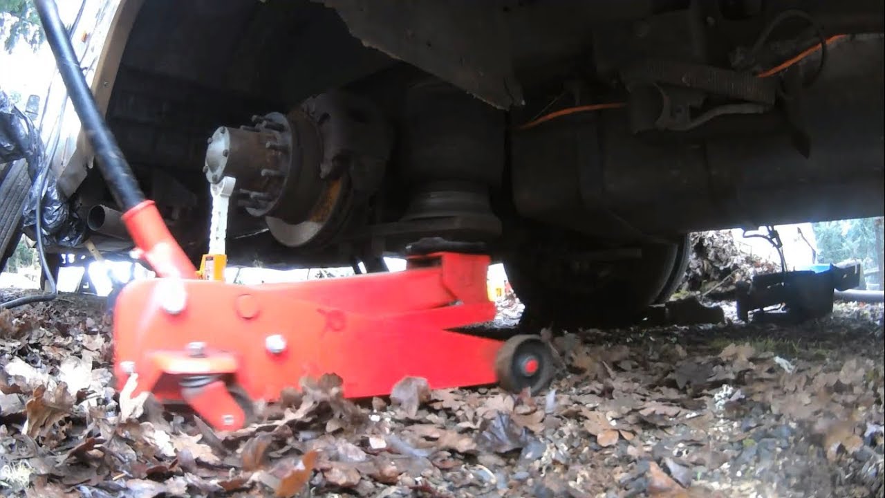 88 Chevy P30 RV Rear Airbag Removal | Jet co. Air Ride Suspension Repair (Pt.1)