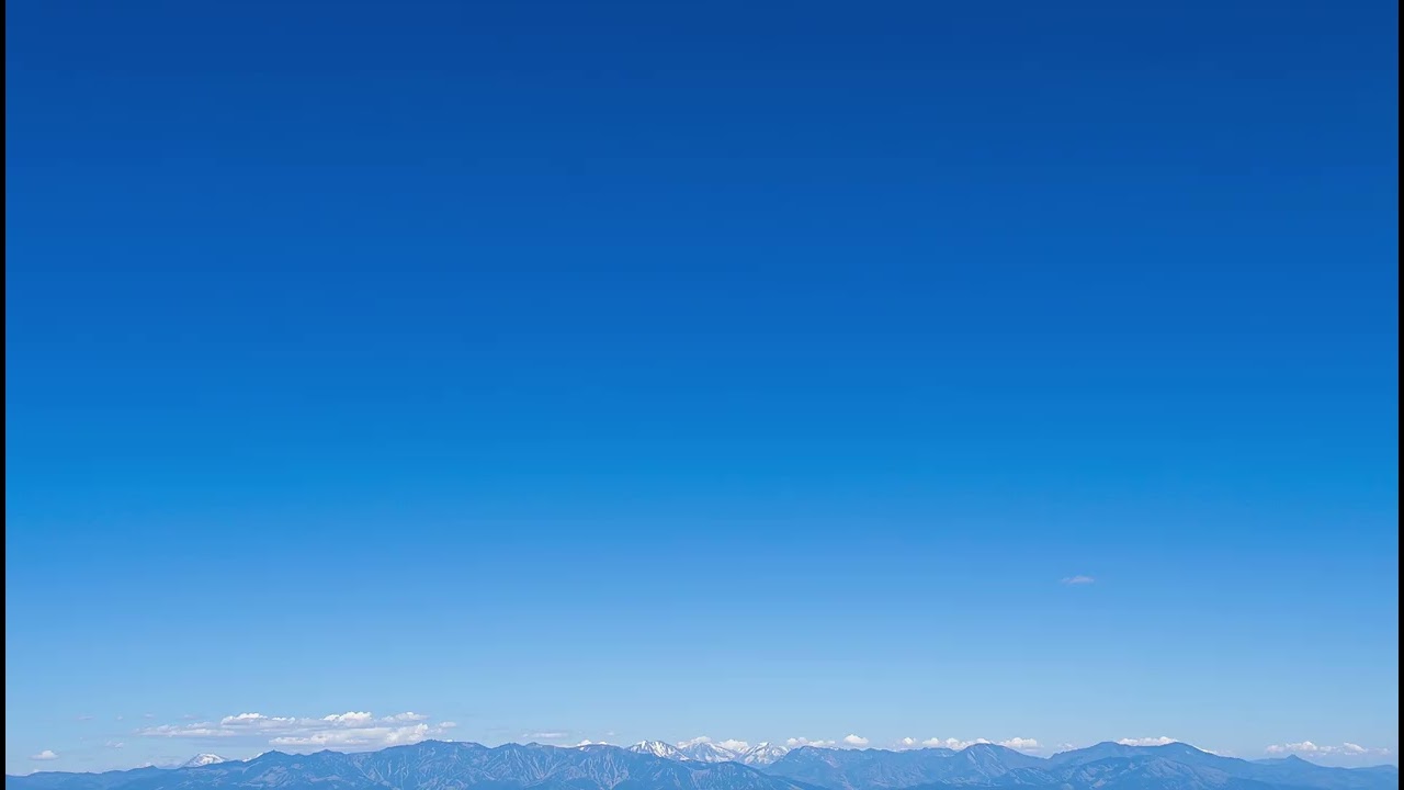 A Sky Too Vast to Ignore — Freedom in Pure Blue　（見過ごせないほど広い空 ― 純粋な青に宿る自由）