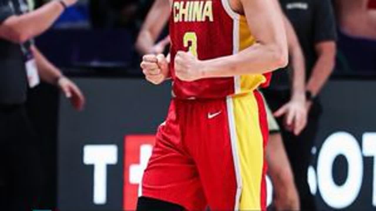 为何同样是投丢绝杀球，胡明轩会被鼓励，张镇麟却被喷到退网？ #胡明轩 #中国男篮 #张镇麟