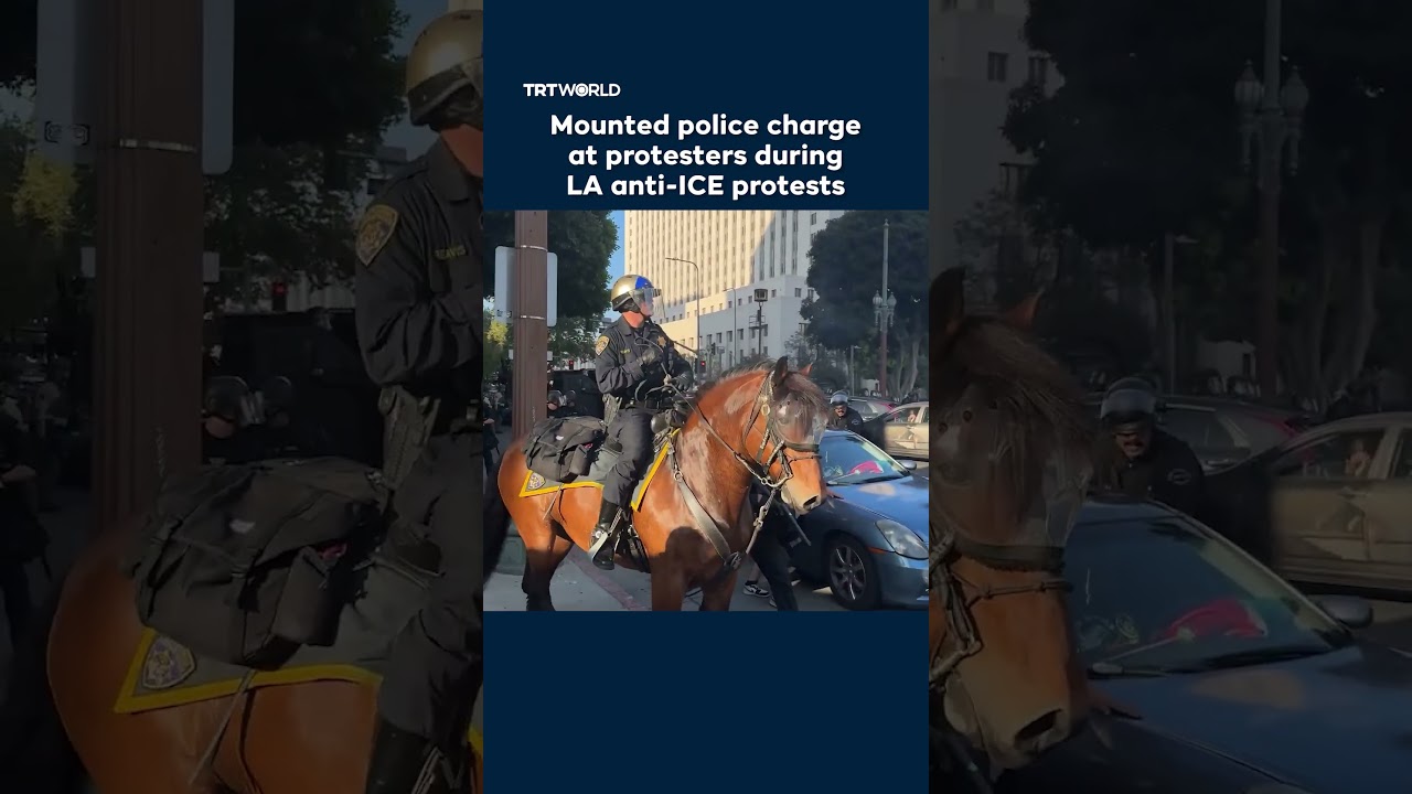 Policja konna szarżuje na protestujących podczas protest&oacute;w przeciwko ICE w Los Angeles