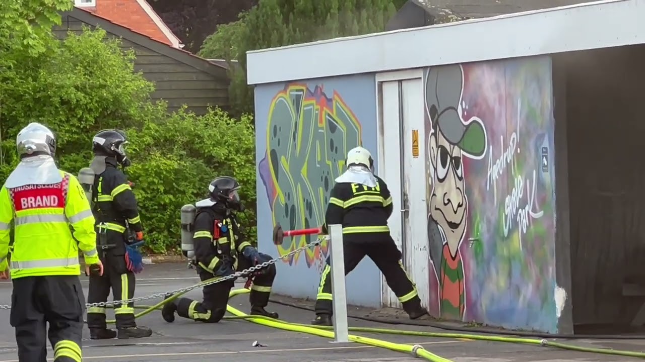 VIDEO | FLERE UNGE SATTE ILD TIL SKOLE – “VI HAR JER PÅ FILM”