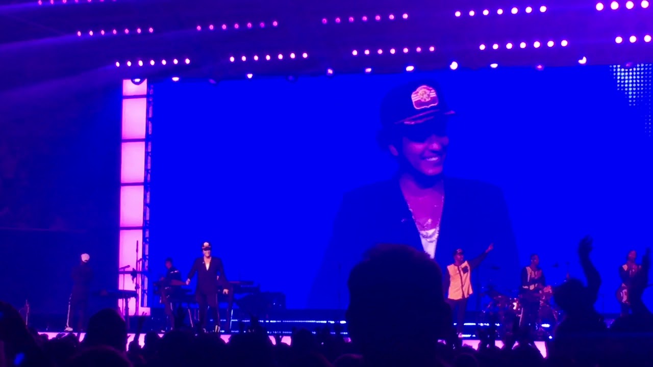 BRUNO MARS - JUST THE WAY YOU ARE (Los Angeles 2017 24K Concert at The Forum )