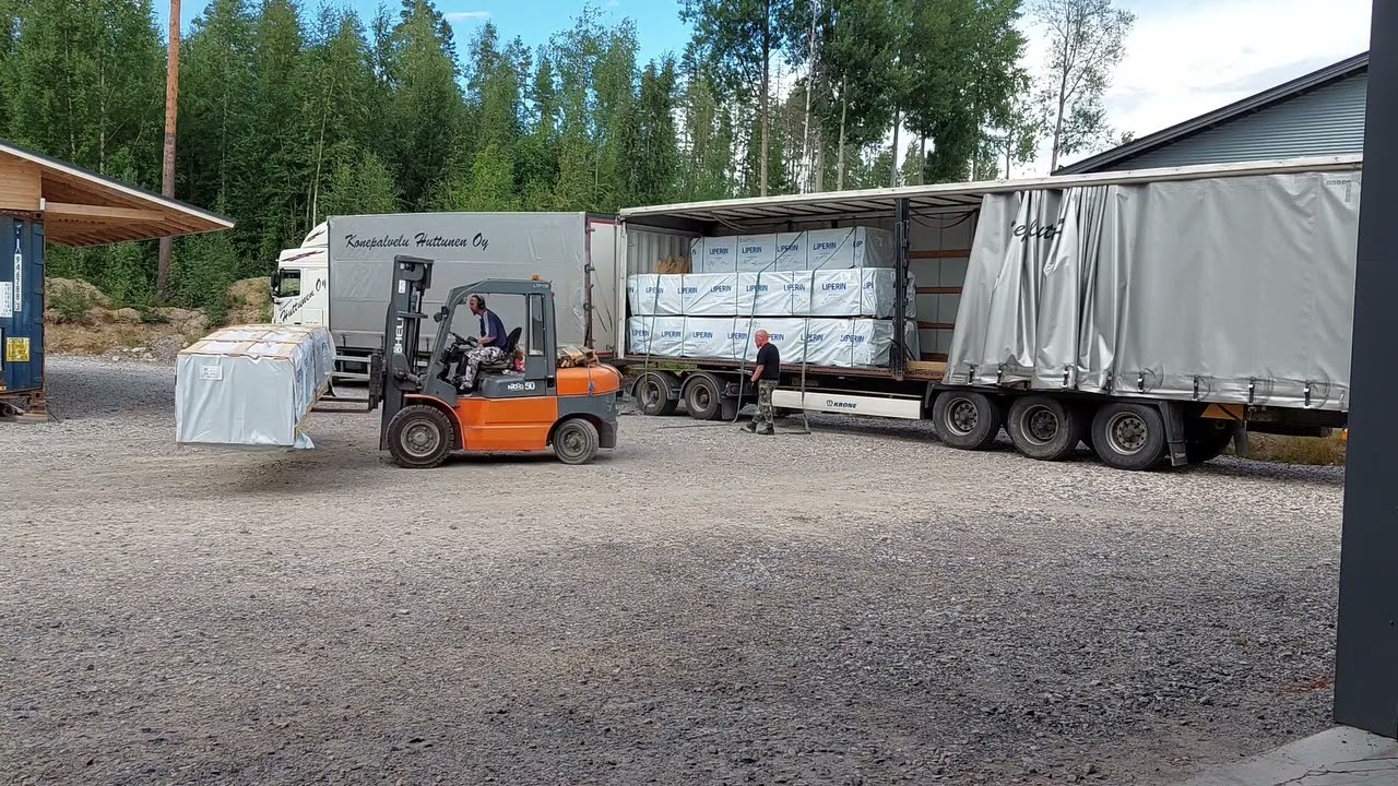 Juttua puutavarasta ja kuorman purku