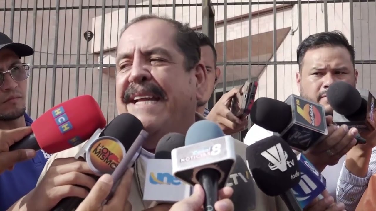 Carlos Zelaya se presenta ante el Ministerio P&uacute;blico.