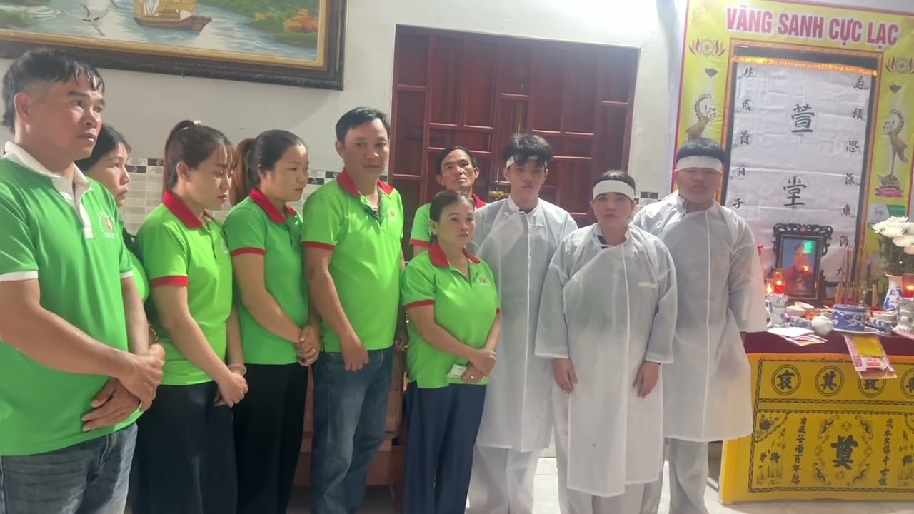 Đại diện quý nhà hảo tâm anh chị em clb trao hỗ trợ mai táng cho cô Mến tổng số tiền là:9,000,000VNĐ