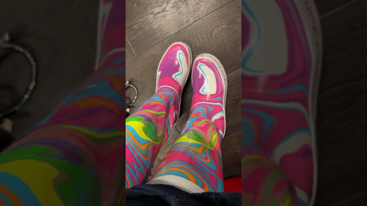 In TK MAXX trying on heels 👠 and wellies 🥾