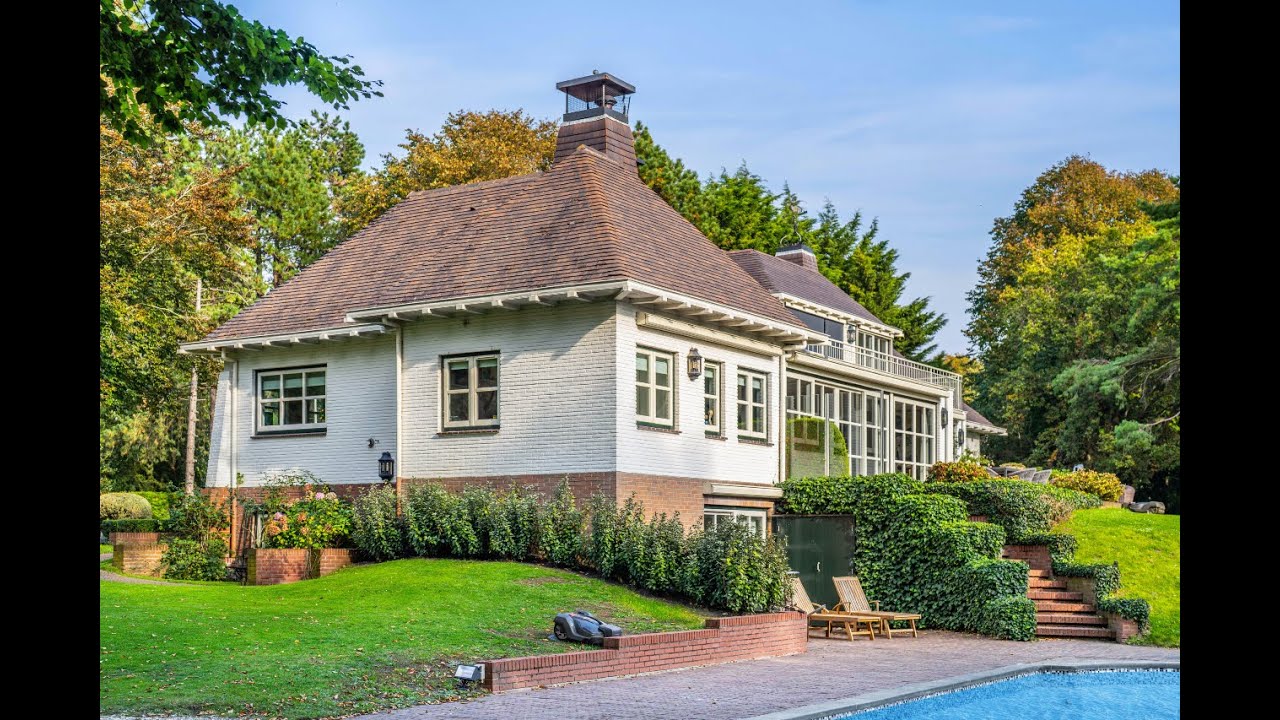 High-end real estate video met makelaar in beeld, cinematic villa tour.