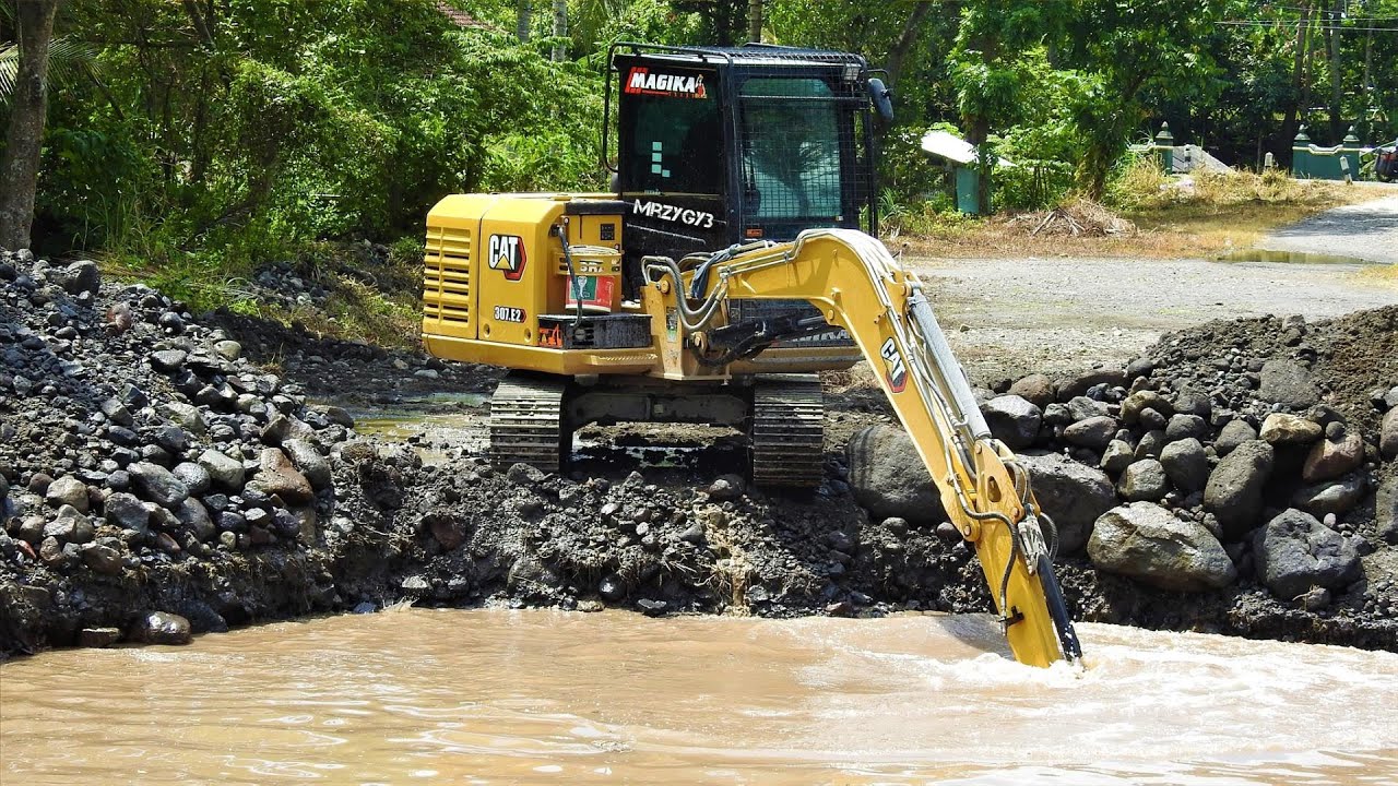 Mini Excavator Digging Fish Pond CAT 307E