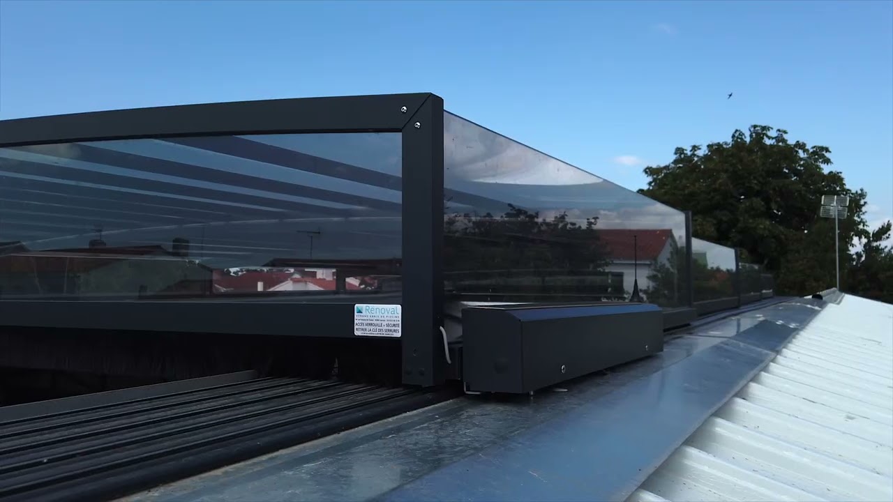 Abri de piscine semi-plat en toiture à Challans (85) - RÉNOVAL ABRIS
